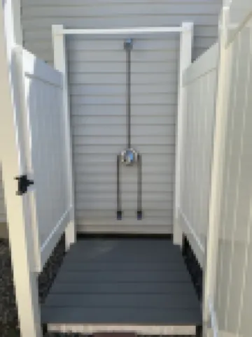 Sunny 2-bedroom beach cottage, walk to beach! Hotels in Marshfield