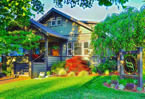 Titania - Second Spring Property 1-3 Bedroom Luxury Rentals In Downtown Ashland