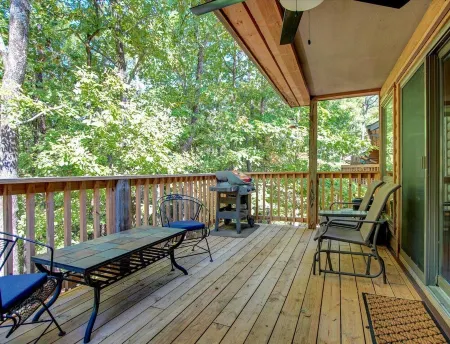 Red Bird Retreat/8DRB, Mt Harbor 2/2 Fully Stocked Next to Pool hosted by LOVR