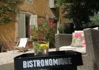 Old Provencal farmhouse, warm and comfortable, with private swimming pool