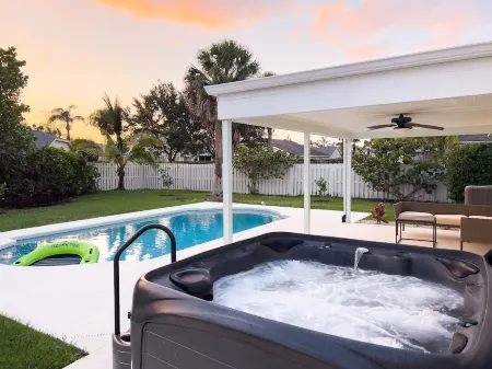 Coastal Gem: Pool, Hot Tub, King Bed, & More Отели рядом с достопримечательностью «Зона отдыха Элкс Парк»