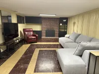 Large walk in lower unit in 1950 home nice neighborhood Hotels in Yakima County