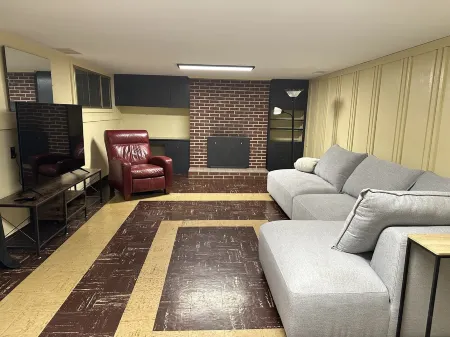 Large walk in lower unit in 1950 home nice neighborhood Отели в г. Якима