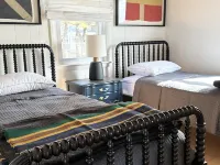 Steps to bayside beach Hotels in Wellfleet