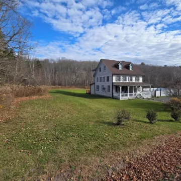 Abigail's Country House. 2 minutes To Skiing. Swimming, Hiking very close by.