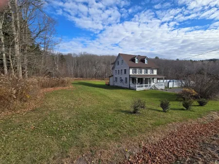 Abigail's Country House. 2 minutes To Skiing. Swimming, Hiking very close by.