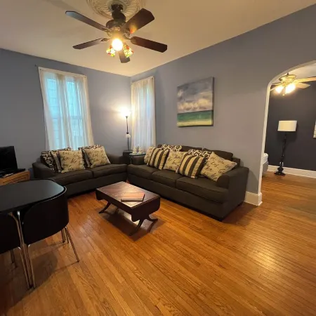 Cozy Downtown Condo(Dog Friendly) 3.5 Blocks to Beach.1 block to Washington Mall
