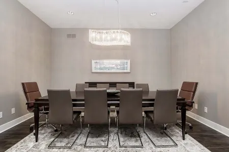 The WhiteHouse ! Your Private Oasis in Carmel Отели рядом с достопримечательностью «Market District Supermarket»