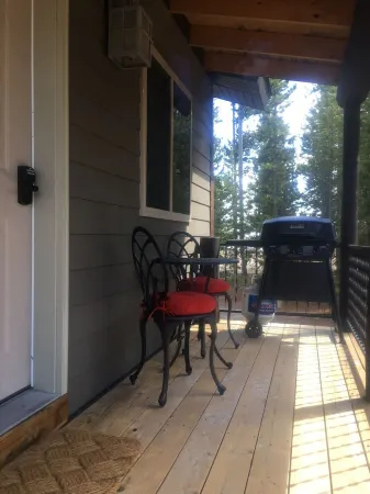 Western themed Cabin in Quiet neighborhood - 1 mile to Yellowstone Park! Отели рядом с достопримечательностью «Chamber of Commerce of West Yellowstone»