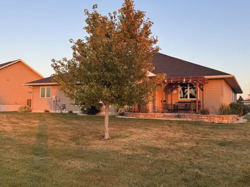 Cozy 2 br Home - Fireplace, Man Cave, Office, & Heated Garage Spaces