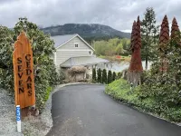 Lakefront Paradise: Private Beach, Water Sports, Stunning Sunsets, Sleeps 8