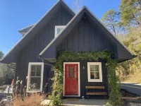 Lake Rabun Rental - Classic Waterside Home and Boathouse Hotels in der Nähe von Tallulah Gorge State Park