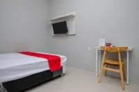 RedDoorz Syariah Near Rumah Sakit Soewandhie Hotels in Simokerto