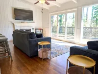 Bright & Comfy ~ 5 star Location~ Large Deck Oasis Hotels in Brookhaven