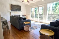 Bright & Comfy ~ 5 star Location~ Large Deck Oasis