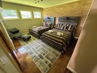 Mid-Century Modern Luxury. Sleeps 12. Pool Table and Ping Pong Table.