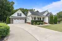 Luxury Retreat &Heated Pool Downtown Simpsonville-Game Room and more Up to 8 ppl