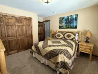 Northern MI Log Cabin Inn–Hot Tub, Trails, Golf, Trails, Nature, Snowmobile, Ski - 小木屋