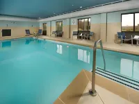 홀리데이 인 익스프레스 호텔 앤드 스위트 털라호마 바이 IHG - 수영장