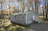 Modern 3BR Getaway with Hot Tub, Deck & Entertainment in Long Pond Hotels near Mountain Vaporz