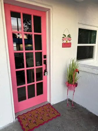 Charming 2-bedroom house on Gorgeous Venice Island! Отели в г. Венис