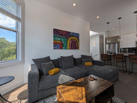 Urban Oasis in Roscoe Village! Pet friendly and family friendly!