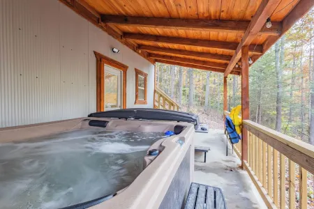 Hot Tub -Pet Friendly -Arcade & Corn Hole-Dock Access w/ a Canoe & Paddle Board