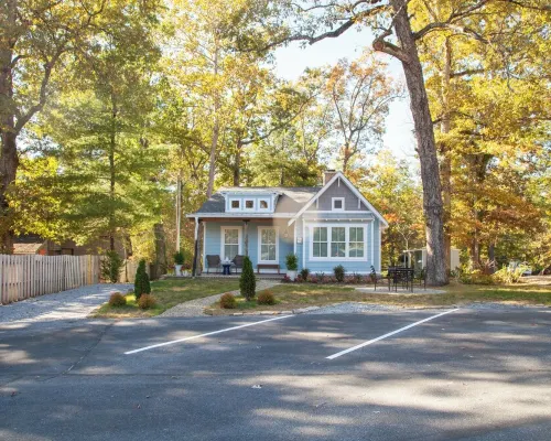 Cozy Cottage within walking distance to all that Historic Flat Rock has to offer Hotéis em Flat Rock
