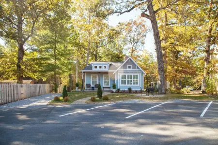 Cozy Cottage within walking distance to all that Historic Flat Rock has to offer