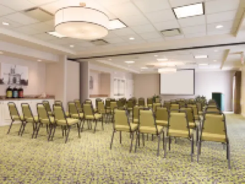 亞克朗坎頓機場希爾頓花園酒店 格林酒店