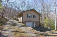 Newly Renovated Mountain Escape, 10 min to downtown Waynesville & Lake Junaluska Hotels near Lowe's Home Improvement