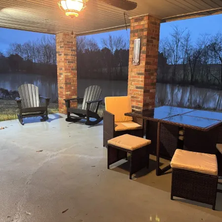 Pet Friendly Lake House with King Master Suite Отели в г. Уикли