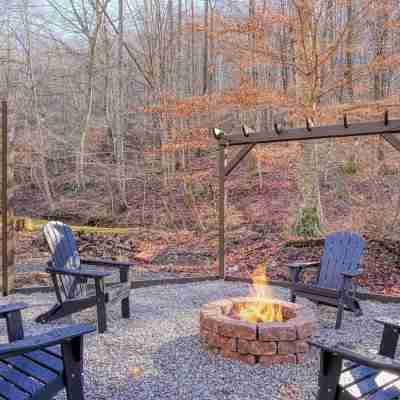 Hot Tub~Firepit~Axe Throw~Near Ash, Old man’s cave, Cedar falls Hotel Exterior