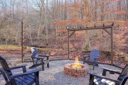 Hot Tub~Firepit~Axe Throw~Near Ash, Old man’s cave, Cedar falls