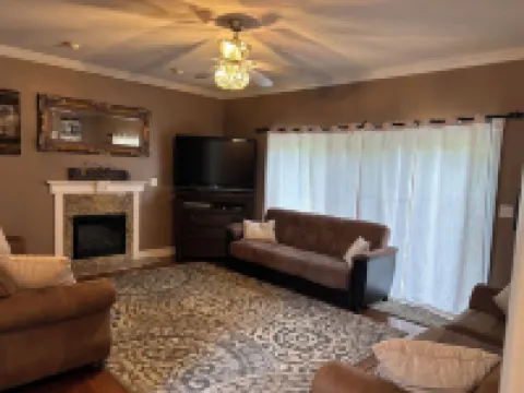 Beautiful Home in Happy Valley 2.2 Miles from Beaver Stadium