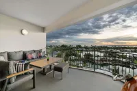 Harbour Haven Penthouse Marina View Balcony BBQ Hotels in Larrakeyah