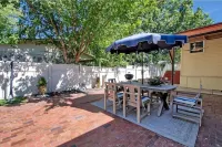 King Estate with attached Mid-Century Apartment & Gym. Hotels near Walgreens