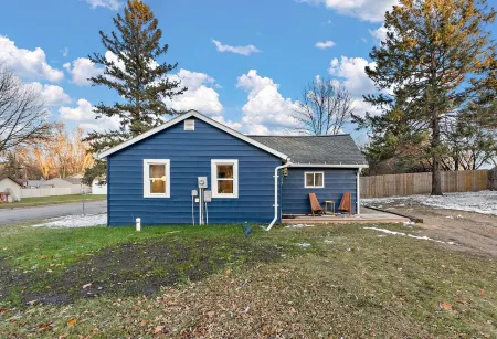 Charming 2-bedroom cottage in delightful Willmar with WiFi, AC Отели в г. Уилмар