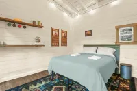 Blue Ridge Parkway / Off-Grid Cabin / Glamping / Turkey Hop Cabin