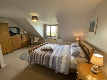 Cornish Holiday Home In Tintagel with views to the sea, parking and Wi-Fi