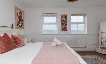 Spacious 4-Bed Seaside Retreat in Selsey