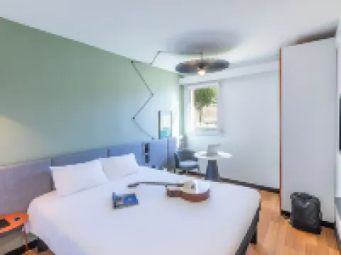 Ibis Évora โรงแรมในแอวูรา