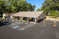 Skylark Shores Resort Hotel di Lake County