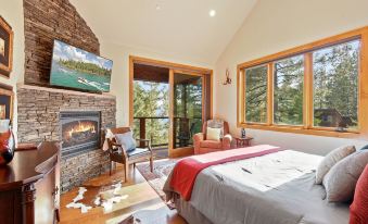 Luxury Mountain Chalet Deck w/ BBQ & Lake Views