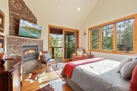Luxury Mountain Chalet Deck w/ BBQ & Lake Views