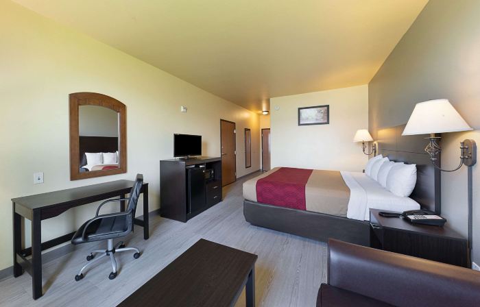 Econo Lodge Inn & Suites Bridgeport