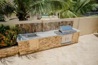 Spacious 4-Bedroom Apartment 2 km from Eagle Beach