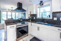 Gatsby Theme Near Downtown w Game Room, EV Charger Hotels in Lake Geneva