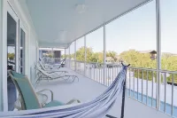 Paradise on the Canal with Ocean Access including Pool & Spa