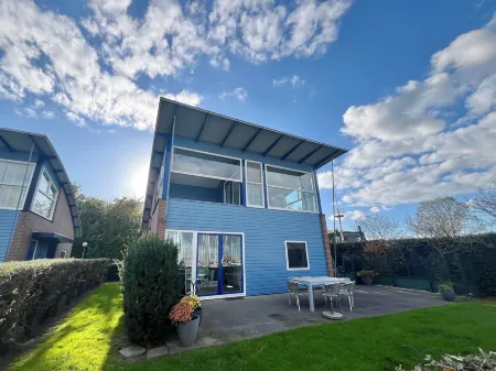 6 Pers. Modern Harbor House with Fenced Garden with the Lake View Отели в г. Anjum